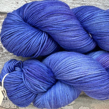 Load image into Gallery viewer, “Blue” White’s (Green) Tree frog, merino nylon sock yarn