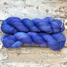 Load image into Gallery viewer, “Blue” White’s (Green) Tree frog, merino nylon sock yarn