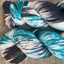 Load image into Gallery viewer, Magpie Aran, soft superwash merino yarn